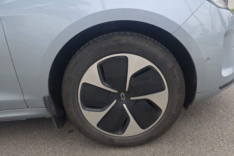 Used Hima AITO M5 2022 Pure Electric Rear-Drive Standard Edition Right Front Wheel Hub