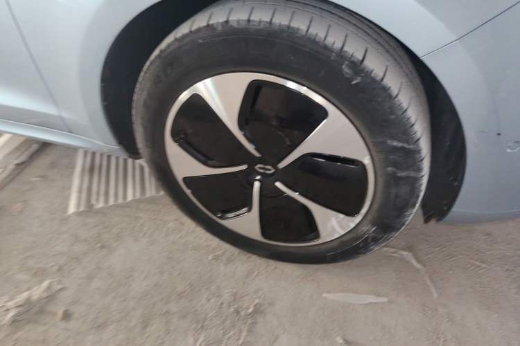 Used Hima AITO M5 2022 Pure Electric Rear-Drive Standard Edition Right Front Wheel Hub