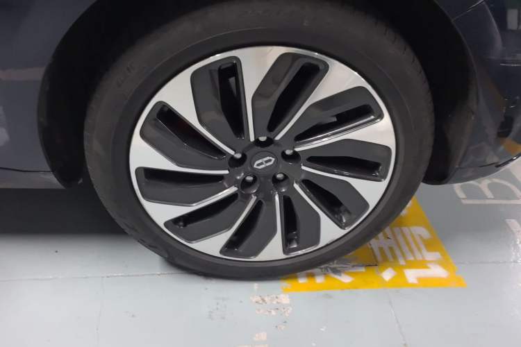 Used Hima AITO M5 2022 Range-Extended Rear-Drive Standard Version Right Front Wheel Hub