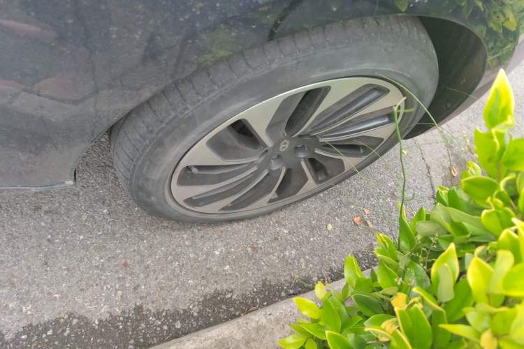 Used Hima AITO M5 2022 Extended-Range Four-Wheel Drive Performance Version Right Front Wheel Hub