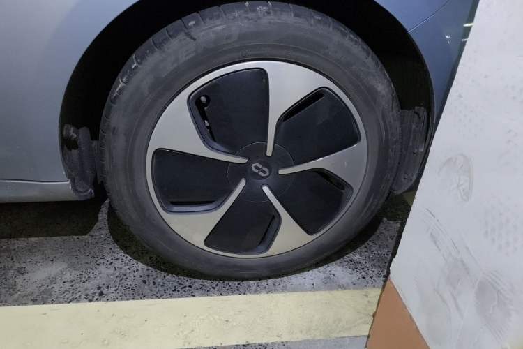 Used Hima AITO M5 2022 Pure Electric Rear-Drive Standard Edition Right Front Wheel Hub