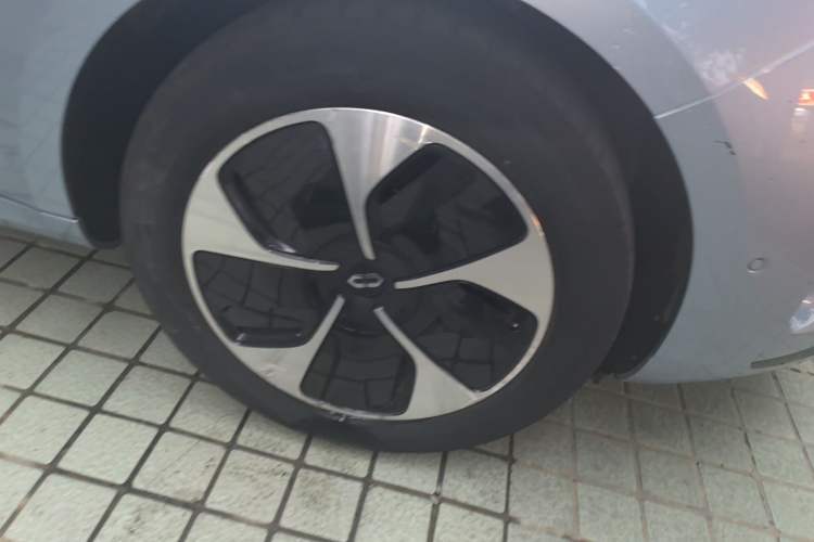Used Hima AITO M5 2022 Pure Electric Rear-Drive Standard Edition Right Front Wheel Hub