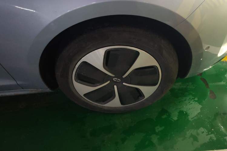Used Hima AITO M5 2022 Pure Electric Rear-Drive Standard Edition Right Front Wheel Hub
