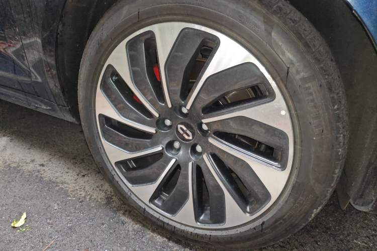 Used Hima AITO M5 2022 Range-Extended Rear-Drive Standard Version Right Front Wheel Hub