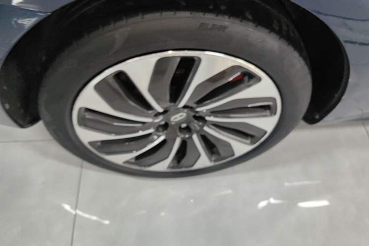 Used Hima AITO M5 2022 Pure Electric All-Wheel-Drive Performance Edition Right Rear Wheel Hub