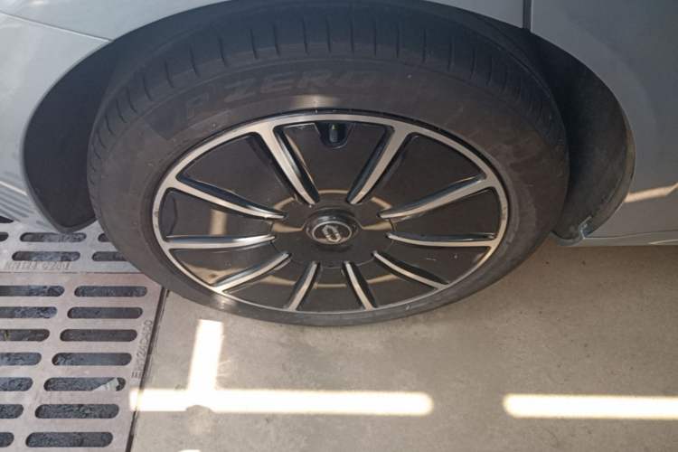 Used Hima AITO M5 2022 Pure Electric All-Wheel-Drive Performance Edition Right Rear Wheel Hub