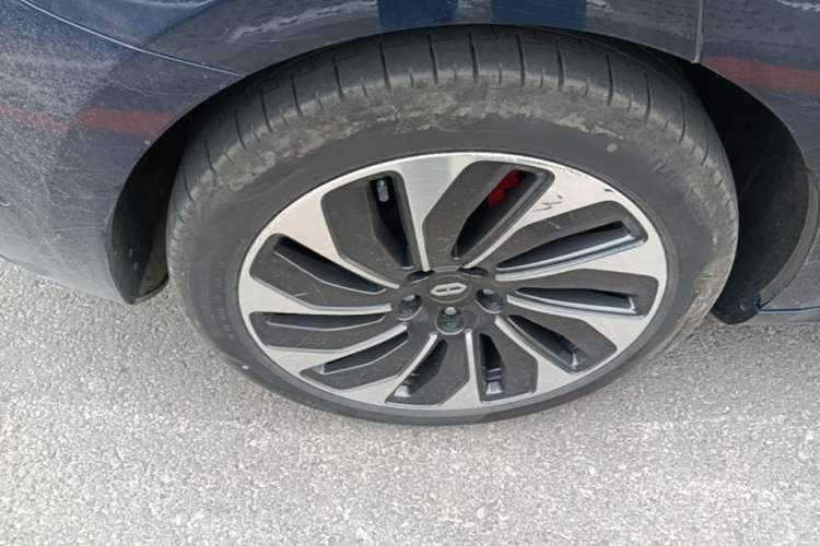 Used Hima AITO M5 2022 Extended-Range Four-Wheel Drive Performance Version Right Rear Wheel Hub
