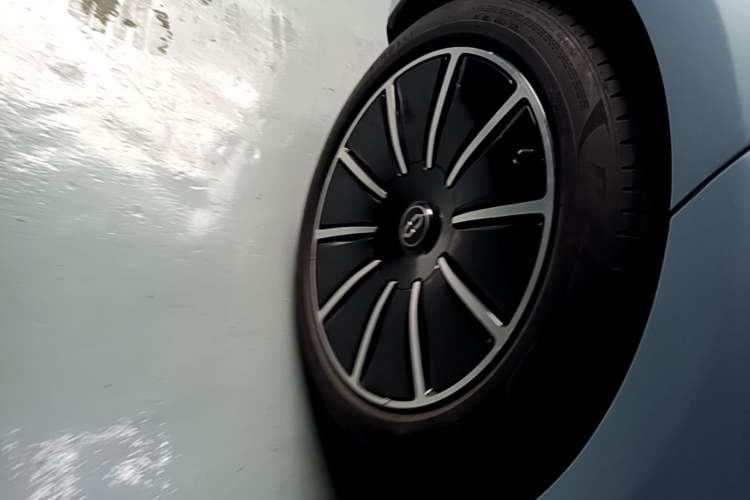 Used Hima AITO M5 2022 Extended-Range Four-Wheel Drive Flagship Edition Right Rear Wheel Hub