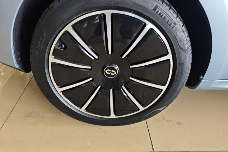 Used Hima AITO M5 2022 Pure Electric All-Wheel-Drive Performance Edition Right Rear Wheel Hub