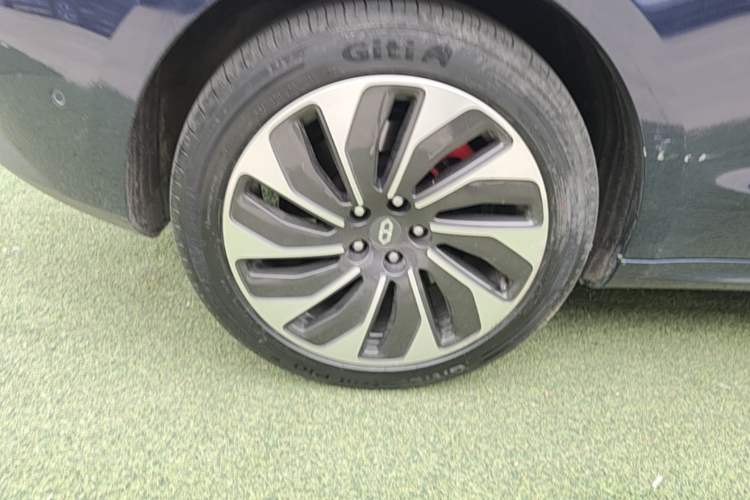 Used Hima AITO M5 2022 Extended-Range Four-Wheel Drive Performance Version Right Rear Wheel Hub