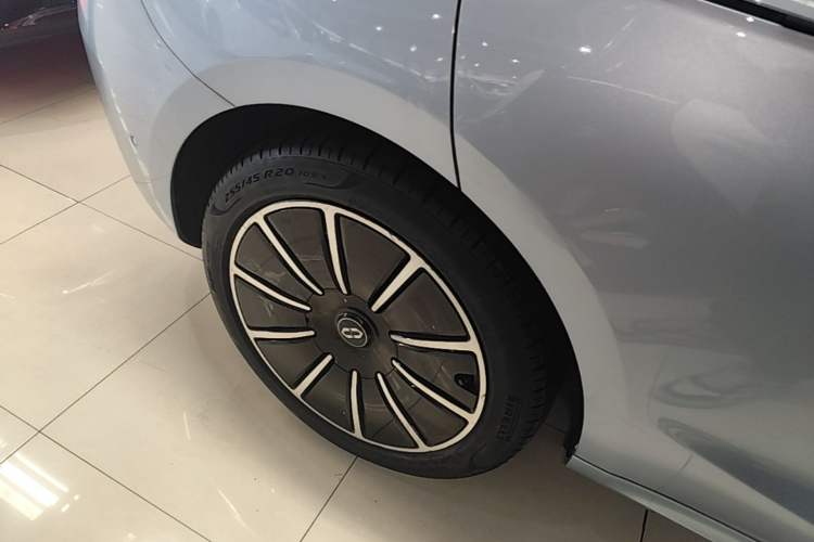 Used Hima AITO M5 2022 Pure Electric All-Wheel-Drive Performance Edition Right Rear Wheel Hub
