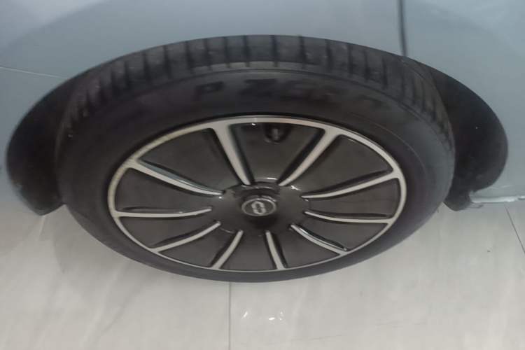 Used Hima AITO M5 2022 Extended-Range Four-Wheel Drive Flagship Edition Right Rear Wheel Hub
