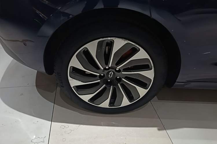 Used Hima AITO M5 2022 Range-Extended Rear-Drive Standard Version Right Rear Wheel Hub