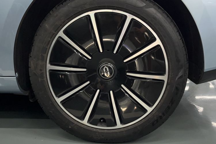 Used Hima AITO M5 2022 Pure Electric All-Wheel-Drive Performance Edition Right Rear Wheel Hub