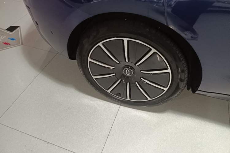 Used Hima AITO M5 2022 Extended-Range Four-Wheel Drive Flagship Edition Right Rear Wheel Hub