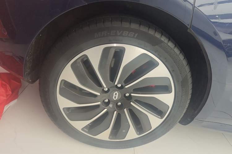 Used Hima AITO M5 2022 Extended-Range Four-Wheel Drive Flagship Edition Right Rear Wheel Hub