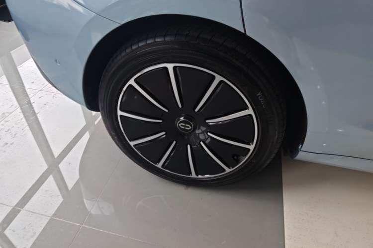 Used Hima AITO M5 2022 Extended-Range Four-Wheel Drive Flagship Edition Right Rear Wheel Hub