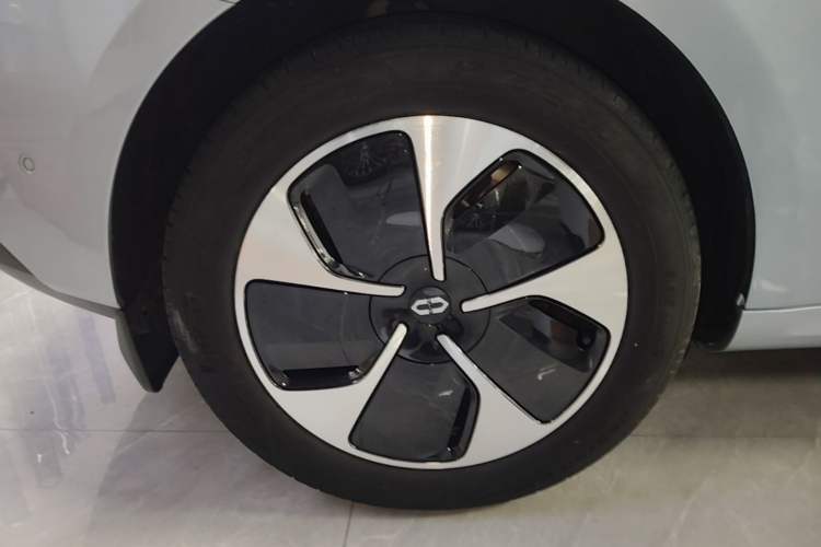 Used Hima AITO M5 2022 Pure Electric Rear-Drive Standard Edition Right Rear Wheel Hub