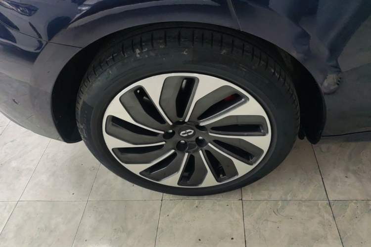 Used Hima AITO M5 2022 Extended-Range Four-Wheel Drive Flagship Edition Right Rear Wheel Hub