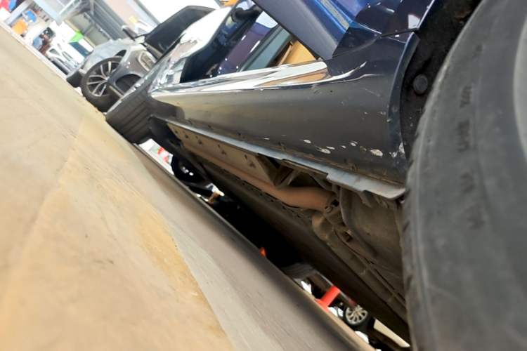 Used Hima AITO M5 2022 Range-Extended Rear-Drive Standard Version Right Side Sill