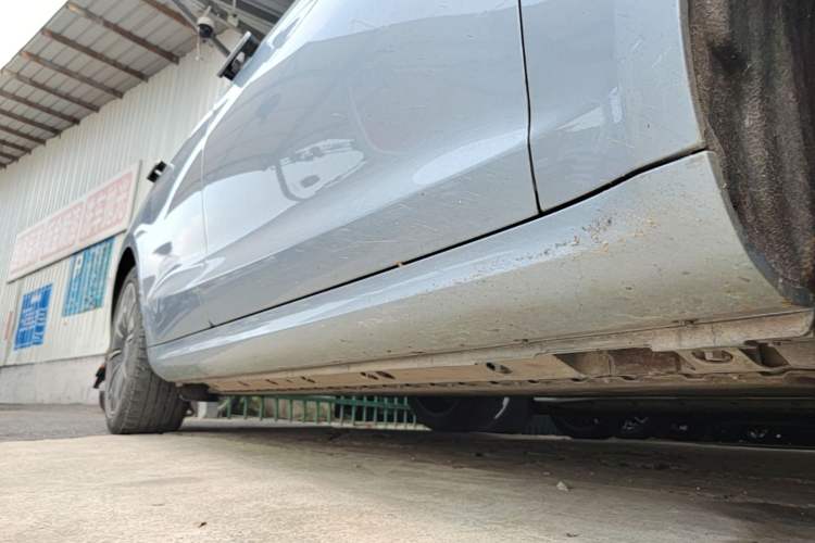 Used Hima AITO M5 2022 Pure Electric All-Wheel-Drive Performance Edition Right Side Sill
