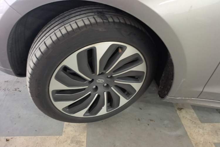 Used Hima AITO M5 2022 Range-Extended Rear-Drive Standard Version Left Front Wheel Hub