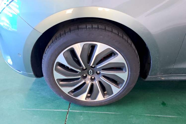Used Hima AITO M5 2022 Extended-Range Four-Wheel Drive Ultimate Edition Left Front Wheel Hub