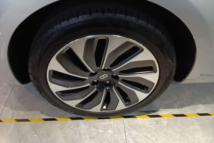 Used Hima AITO M5 2022 Extended-Range Four-Wheel Drive Performance Version Left Front Wheel Hub