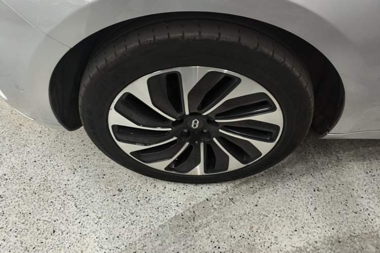 Used Hima AITO M5 2022 Extended-Range Four-Wheel Drive Performance Version Left Front Wheel Hub