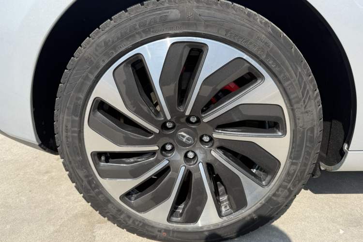 Used Hima AITO M5 2022 Extended-Range Four-Wheel Drive Ultimate Edition Left Front Wheel Hub