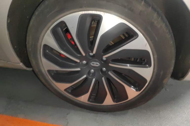 Used Hima AITO M5 2022 Pure Electric All-Wheel-Drive Performance Edition Right Front Wheel Hub