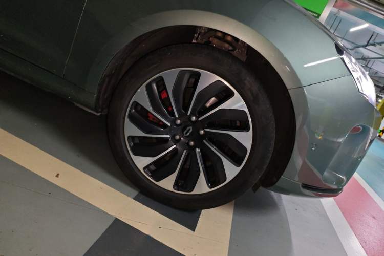 Used Hima AITO M5 2022 Extended-Range Four-Wheel Drive Ultimate Edition Right Front Wheel Hub