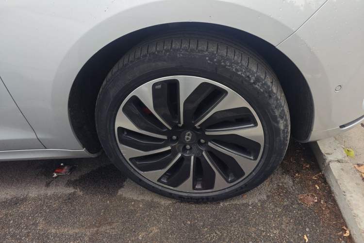 Used Hima AITO M5 2022 Extended-Range Four-Wheel Drive Performance Version Right Front Wheel Hub