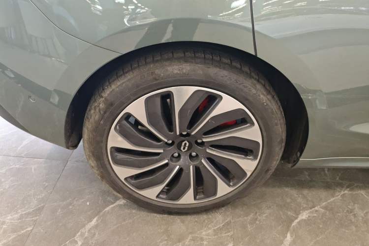 Used Hima AITO M5 2022 Range-Extended Rear-Drive Standard Version Right Rear Wheel Hub