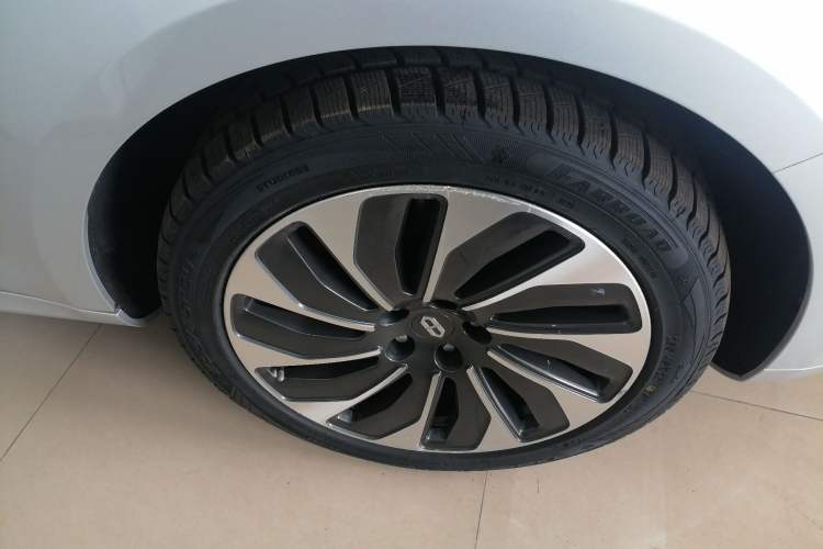 Used Hima AITO M5 2022 Extended-Range Four-Wheel Drive Ultimate Edition Right Rear Wheel Hub