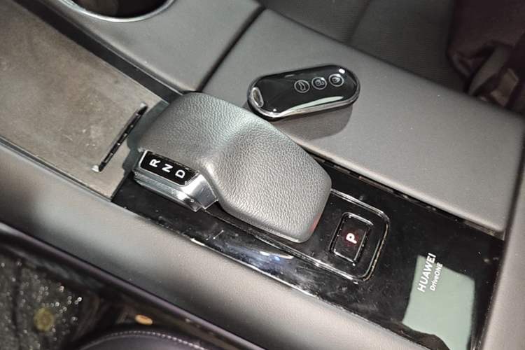 Used Hima AITO M5 2022 Extended-Range Four-Wheel Drive Ultimate Edition Gear Lever