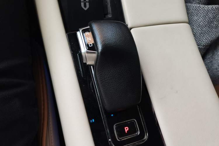 Used Hima AITO M5 2022 Extended-Range Four-Wheel Drive Performance Version Gear Lever