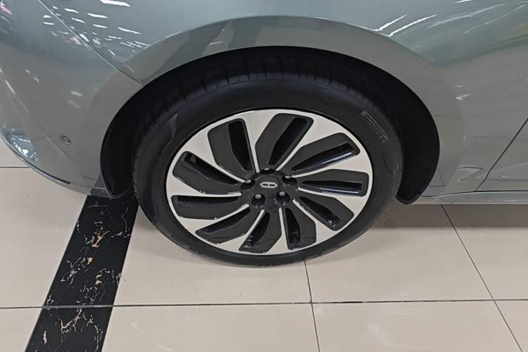 Used Hima AITO M5 2022 Extended-Range Four-Wheel Drive Performance Version Left Front Wheel Hub
