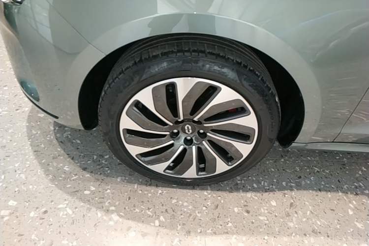 Used Hima AITO M5 2022 Range-Extended Rear-Drive Standard Version Left Front Wheel Hub