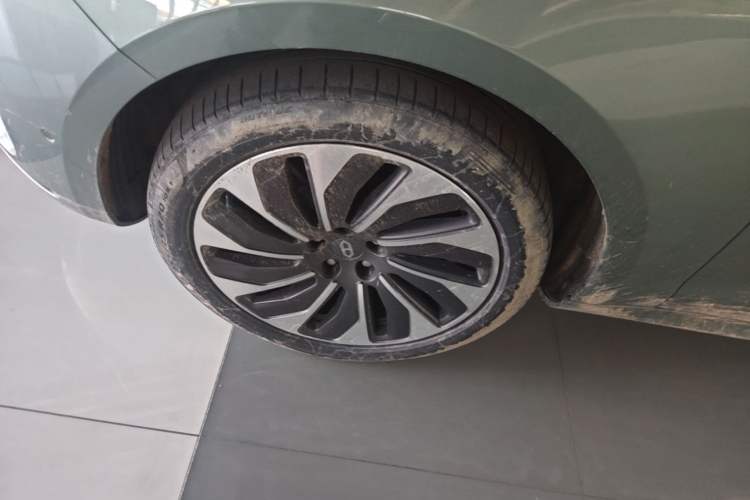 Used Hima AITO M5 2022 Extended-Range Four-Wheel Drive Ultimate Edition Left Front Wheel Hub