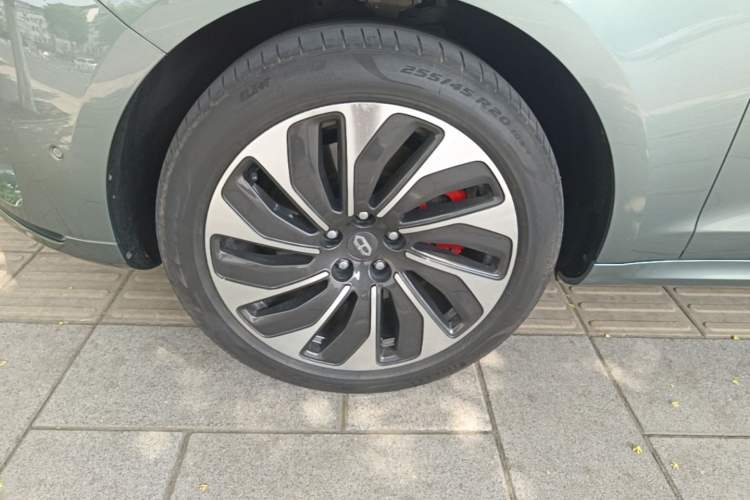Used Hima AITO M5 2022 Extended-Range Four-Wheel Drive Ultimate Edition Left Front Wheel Hub