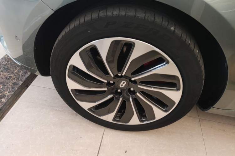 Used Hima AITO M5 2022 Extended-Range Four-Wheel Drive Ultimate Edition Left Front Wheel Hub