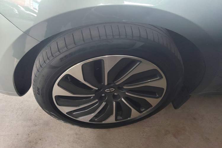 Used Hima AITO M5 2022 Extended-Range Four-Wheel Drive Ultimate Edition Left Front Wheel Hub