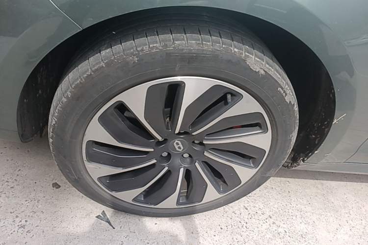 Used Hima AITO M5 2022 Pure Electric All-Wheel-Drive Performance Edition Left Front Wheel Hub