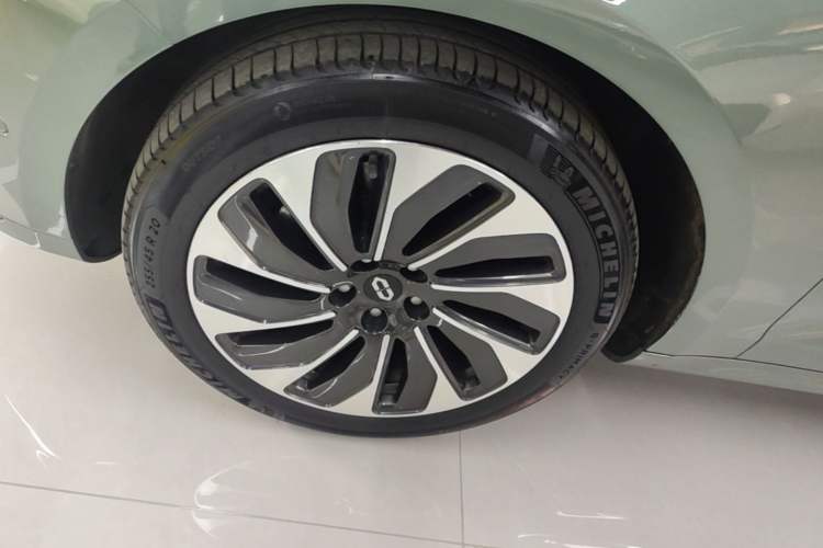 Used Hima AITO M5 2022 Extended-Range Four-Wheel Drive Ultimate Edition Left Front Wheel Hub