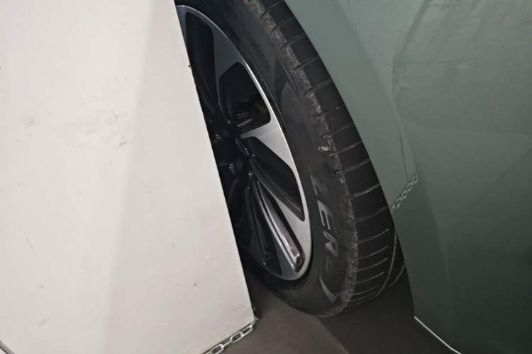 Used Hima AITO M5 2022 Extended-Range Four-Wheel Drive Flagship Edition Left Front Wheel Hub
