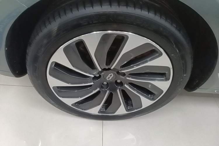 Used Hima AITO M5 2022 Extended-Range Four-Wheel Drive Performance Version Left Front Wheel Hub