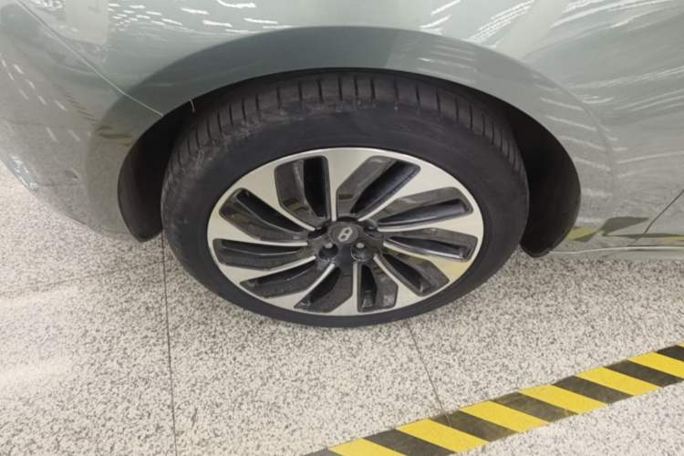 Used Hima AITO M5 2022 Extended-Range Four-Wheel Drive Performance Version Left Front Wheel Hub