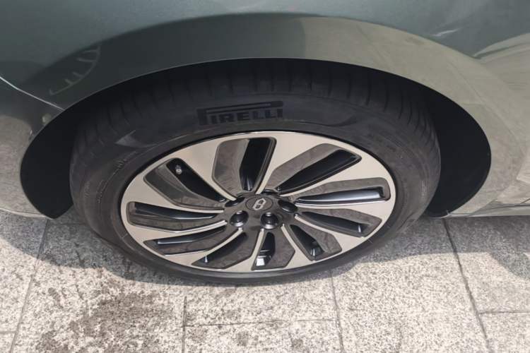 Used Hima AITO M5 2022 Extended-Range Four-Wheel Drive Performance Version Left Front Wheel Hub