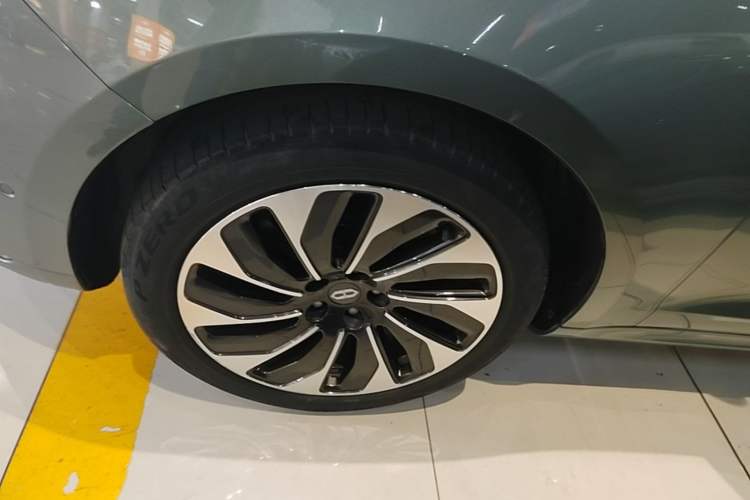 Used Hima AITO M5 2022 Range-Extended Rear-Drive Standard Version Left Front Wheel Hub
